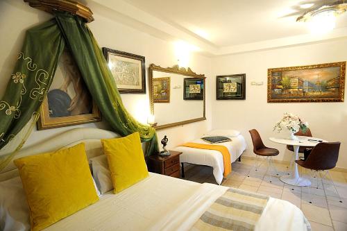 ファザーノにあるB&B GianLuisのベッドとテーブルが備わるホテルルームです。