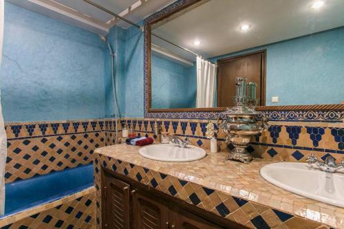 Baño con 2 lavabos y espejo en Gueliz Gala – Marrakech Centre, en Marrakech