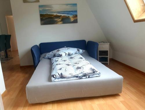 a couch with a pillow on it in a room at Ferienwohnung am Rhein in Stein