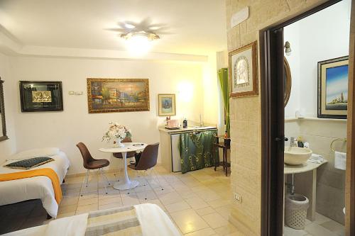 - une chambre avec un lit et une salle de bains pourvue d'un lavabo dans l'établissement B&B GianLuis, à Fasano