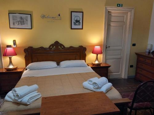 a bedroom with a bed with towels on it at B&B Donna Elvira in Siderno Marina