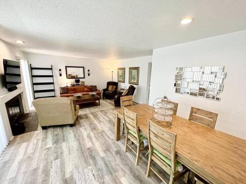 T7 Valley Village Privacy Lux t7