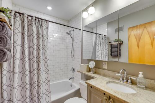 阿諾的住宿－Charming Arnold Home with Patio and Chicken Coop!，带浴缸、水槽和淋浴的浴室