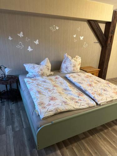a bed in a bedroom with butterflies on the wall at Zimmer in Tangermünder Innenstadt in Tangermünde
