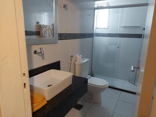uma casa de banho com um lavatório, um WC e um chuveiro em Flat Particular Hotel Saint Paul em Brasília