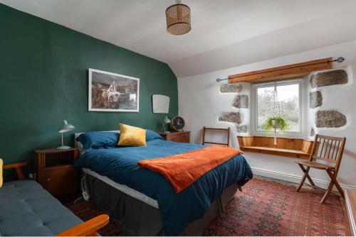 Schlafzimmer mit einem Bett und einem Fenster in der Unterkunft Traditional Cornish Cottage in the Countryside. in Gwinear