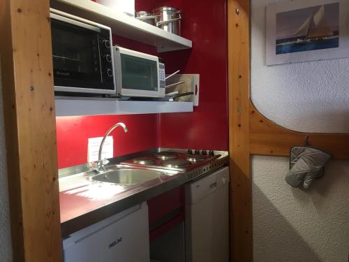 a small kitchen with a sink and a microwave at Appartement Les Arcs 1800, 2 pièces, 5 personnes - FR-1-346-502 in Arc 1800