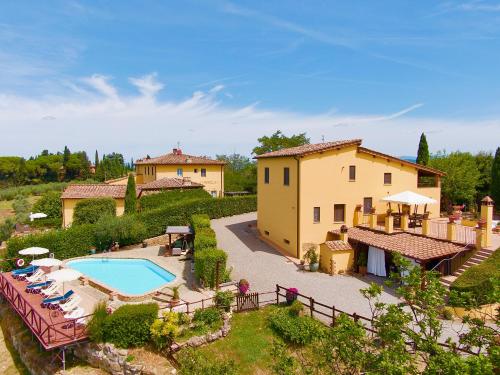 - une vue aérienne sur une villa avec une piscine dans l'établissement Podere Vergianoni con piscina e vista mozzafiato, à Tavarnelle in Val di Pesa