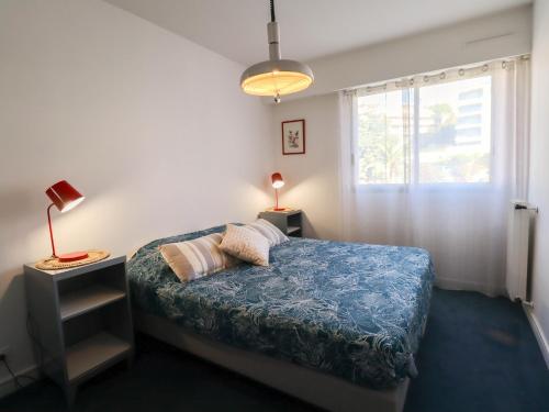 ニースにあるPanoramaのベッドルーム(ベッド1台、窓付)