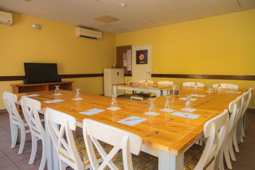a conference room with a large wooden table and white chairs at MVC Eagle Beach in Palm-Eagle Beach