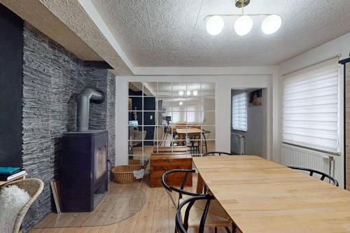 eine Küche mit einem Holztisch und einer Ziegelwand in der Unterkunft Schöne&zentral gelegene Wohnung! in Baiersbronn