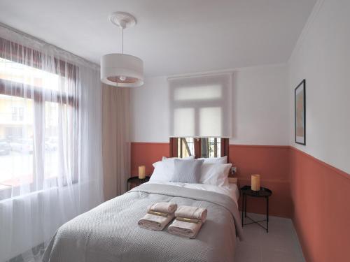 um quarto com uma cama com duas toalhas em Garden House Retreat em Drama