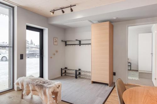 ein Wohnzimmer mit einem Tisch und einem Esszimmer in der Unterkunft Ömsedal / Kåvan in Funäsdalen