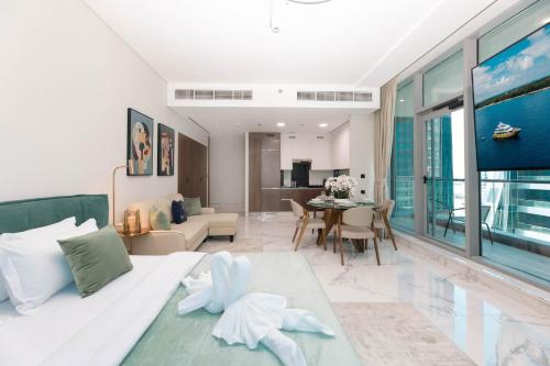uma sala de estar com uma cama e uma sala de jantar em Elegant Studio near Burj Khalifa and Dubai Mall em Dubai