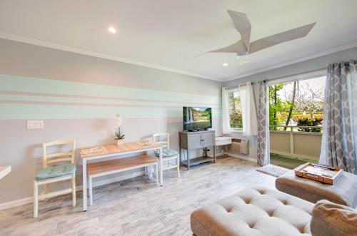 uma sala de estar com uma mesa e um sofá em Kauai Plantation Hale Suites by Coldwell Banker Island Vacations em Kapaa