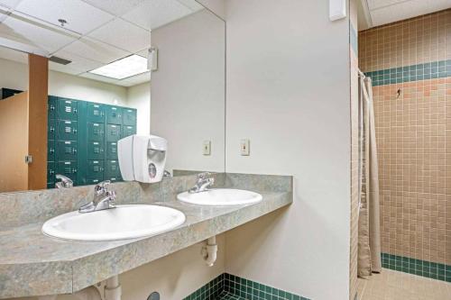 a bathroom with two sinks and a large mirror at Lodge at Brookside 202 in Avon