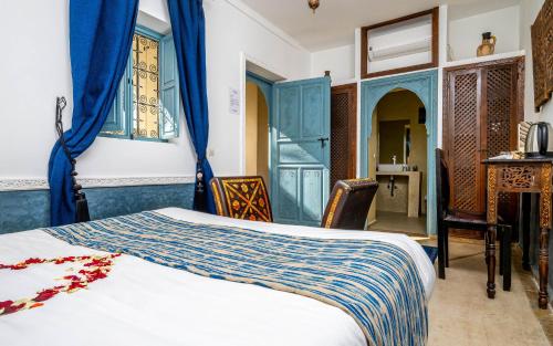Postel nebo postele na pokoji v ubytování Riad L'orange Bleue