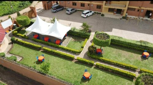 Jardín al aire libre en PrimeRose Hotel Mubende