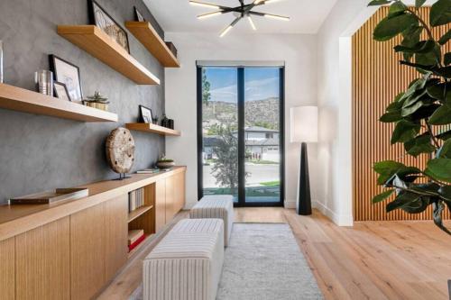 T7 Hollywood Sign View Manor Lux t7