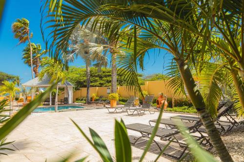 a resort with a pool and palm trees at MVC Eagle Beach in Palm-Eagle Beach