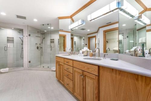 a bathroom with a large sink and a shower at Beaver Creek Lodge 411 in Beaver Creek