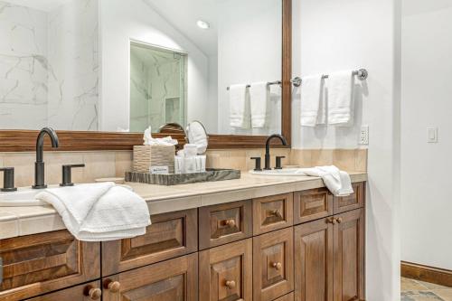 a bathroom with two sinks and a large mirror at Quartermoon 1248 in Beaver Creek