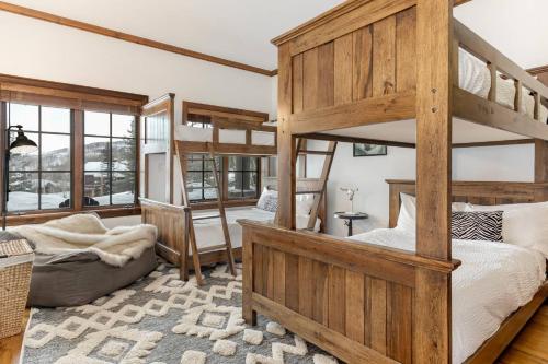 een slaapkamer met 2 stapelbedden en een bank bij Quartermoon 1248 in Beaver Creek