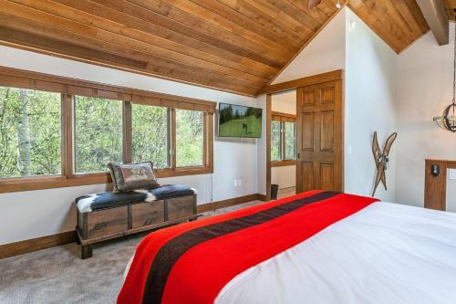 韋爾的住宿－Booth Creek TH A2，卧室设有红色和白色的床和窗户。