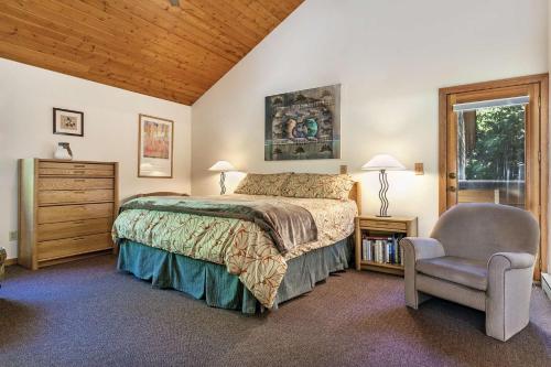 sypialnia z łóżkiem, krzesłem i oknem w obiekcie Stone Creek Dr 243 w mieście Beaver Creek