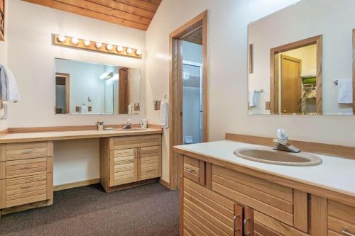 ein Badezimmer mit einem Waschbecken und einem großen Spiegel in der Unterkunft Stone Creek Dr 243 in Beaver Creek
