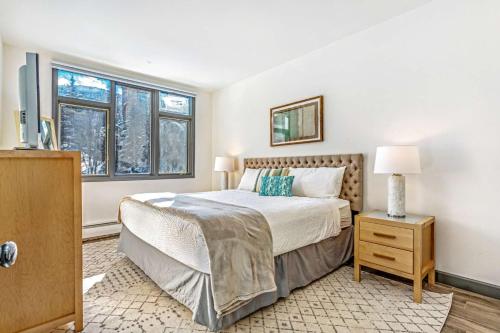 sypialnia z łóżkiem i 2 oknami w obiekcie Highlands Lodge 302 w mieście Beaver Creek