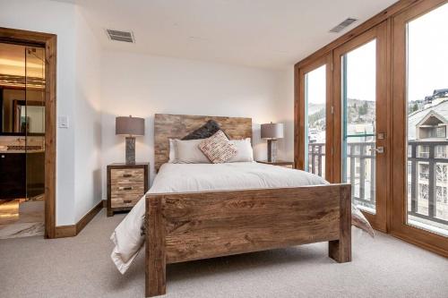 sypialnia z dużym łóżkiem i dużymi oknami w obiekcie Beaver Creek Lodge 510 w mieście Beaver Creek