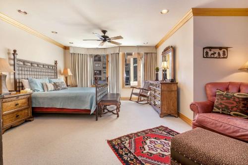 een slaapkamer met een bed en een bank bij Beaver Creek Lodge 421 in Beaver Creek