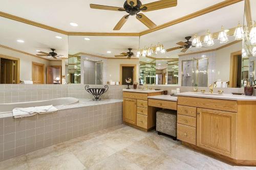 Beaver Creek Lodge 421 في بيفر كريك: حمام كبير مع مغسلتين وحوض استحمام