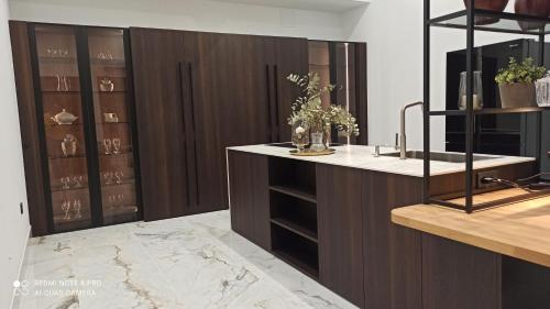 - une cuisine avec des placards en bois et un comptoir avec un évier dans l'établissement Dream Loft, à Puente-Genil