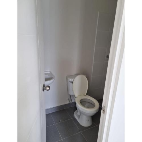 - une salle de bains avec des toilettes blanches dans une cabine dans l'établissement Alquiler de habitación, à Piura