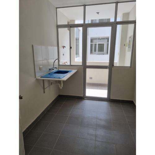 La salle de bains est pourvue d'un lavabo et d'un miroir. dans l'établissement Alquiler de habitación, à Piura
