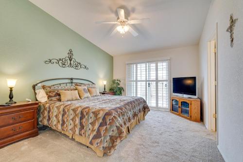 מיטה או מיטות בחדר ב-Lake Havasu City Home with Private Pool and Fire Pit!