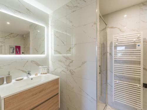 une salle de bain avec un lavabo et une douche dans l'établissement Appartement Neuf 65m² Courchevel Moriond, 2 Chambres + Cabine, Balcon, Parking Couverts, Skis aux Pieds - FR-1-563-127, à Courchevel