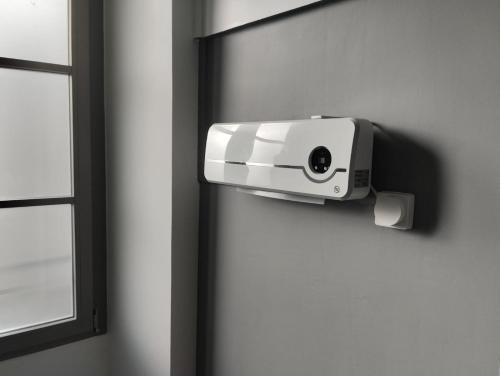 une caméra de sécurité est fixée à un mur dans l'établissement Petite maison de ville ernée centre, à Ernée