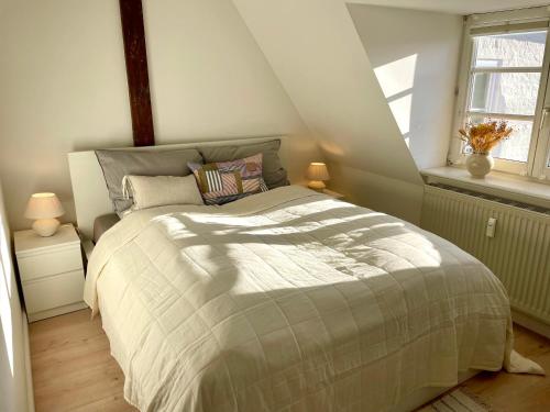 smør I Skandi-Style im Speicher I 1 Min zum Hafen في هوسوم: غرفة نوم بسرير كبير في العلية