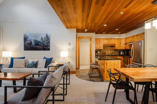 Spacious Benchlands Chalet by Harmony Whistler – Photos 2