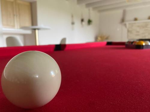 ein weißer Ball auf einem Billardtisch in der Unterkunft Love room - L'étincelle secrète in Le Ségur-Suech