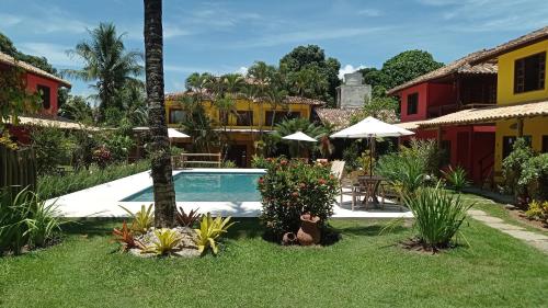 a courtyard with a swimming pool in a house at Machê Pousada & Boutique - A mais charmosa de Arraial D ajuda in Arraial d'Ajuda