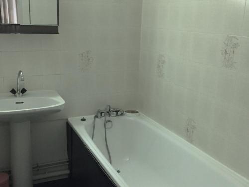 biała łazienka z wanną i umywalką w obiekcie Studio Chamonix-Mont-Blanc, 2 pièces, 4 personnes - FR-1-517-51 w Chamonix-Mont-Blanc