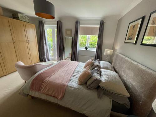 1 dormitorio con cama con almohadas y ventana en Kew Gardens Village, en Kew