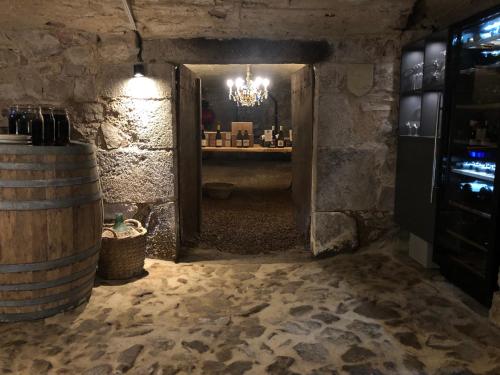 uma sala de degustação de vinhos com um lustre numa caverna em ZONE BLEUE em Hyds