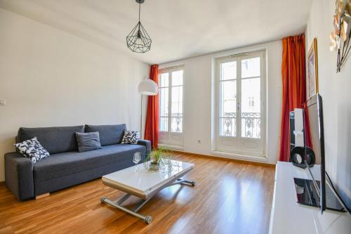 un salon avec un canapé et une table basse dans l'établissement Les Dames - Bel appart 1 ch hypercentre, à Marseille