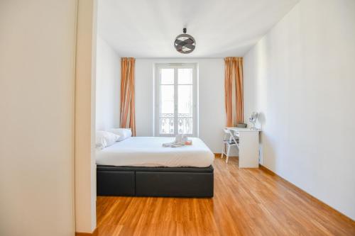 une chambre avec un lit et une fenêtre dans l'établissement Les Dames - Bel appart 1 ch hypercentre, à Marseille