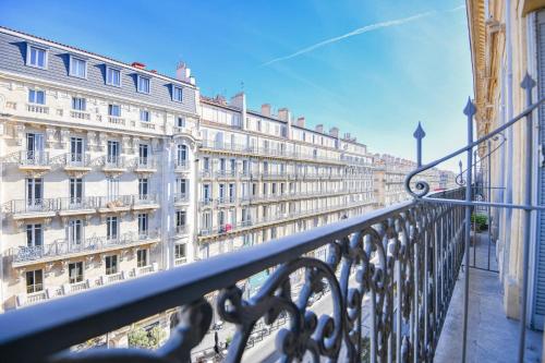 une vue d'un bâtiment depuis un balcon dans l'établissement Les Dames - Bel appart 1 ch hypercentre, à Marseille